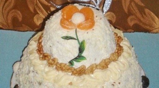 Снежный торт с марципаном, орехами и курагой