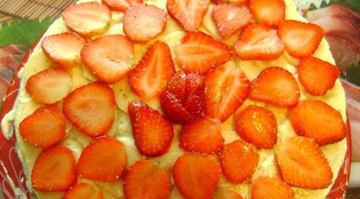 Бисквитный торт с бананами и клубникой