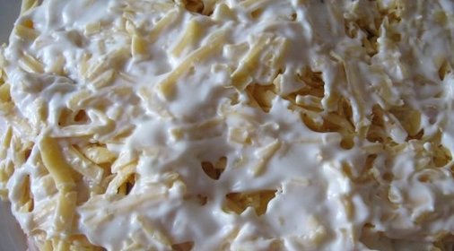 Торт из рулета со взбитыми сливками