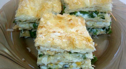 Закусочный торт с зеленым луком