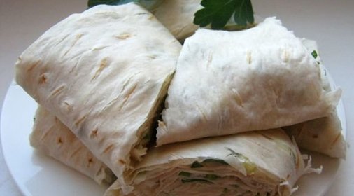 Торт с кремом из белого вина и клубникой