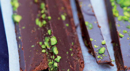 Шоколадный торт с фисташками