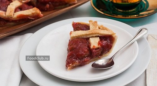 Пирог с ревенем и клубникой