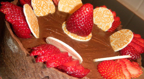 Торт шоколадный с клубникой