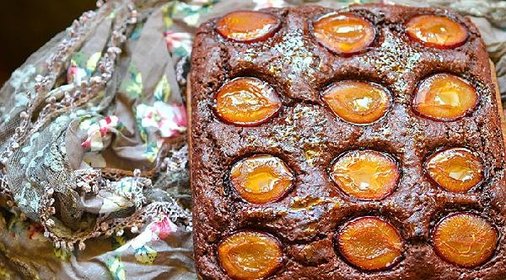 Вегетарианский шоколадный пирог со сливой