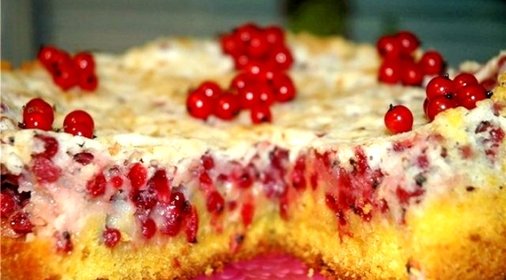 Торт фруктовый со смородиной