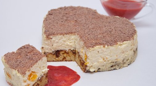 Сливочно-рисовый торт с мандаринами и клубничным соусом