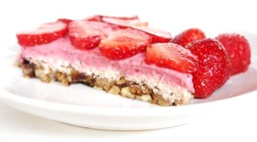 Клубничный торт без муки, без сахара, без выпекания