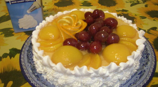 торт бисквитный с фруктами и взбитыми сливками