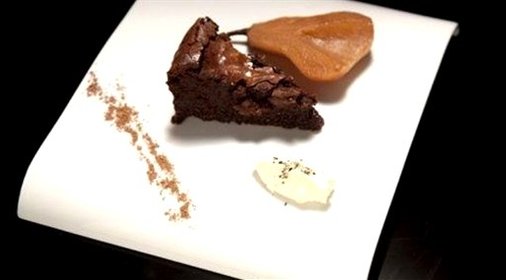 Шоколадный торт с грушами