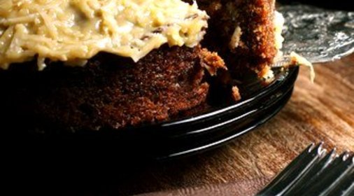 Шоколадный торт с кокосом и орехами пекан