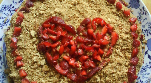 Торт Медовый клубничный