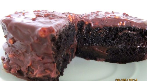 Шоколадный торт с орешками и какао