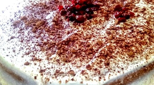 Простой шоколадный торт на кислом молоке с бананами