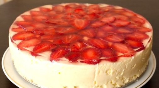 Бисквитный торт с клубникой