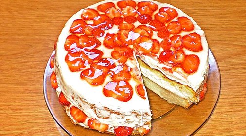 Бисквитный торт с клубникой