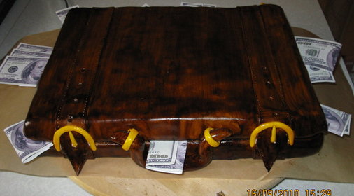 Слоеное тесто и торт Наполеон в виде чемодана