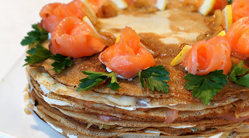 Блинный торт с лососем и сливочным сыром