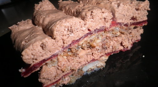 Шоколадный торт-мусс с клюквенным желе на основе из ореховой меренги