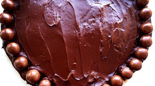 Шоколадный торт с глазурью и конфетами