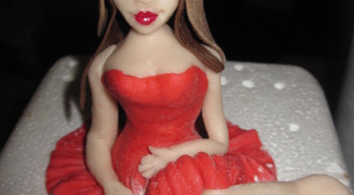 Девочка из сахарной мастики (заготовка для украшения торта)