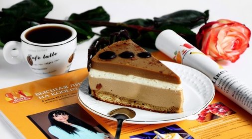 Кофейный торт со взбитыми сливками и миндально-грильяжным бисквитом