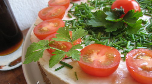 Закусочный торт с копченой рыбой