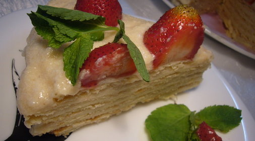 Летний торт со сливочно - клубничным кремом с пастилой и клубникой в винном маринаде