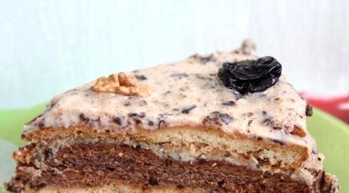 Торт с черносливом и грецкими орехами