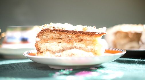 Бисквитный торт с домашней пастилой