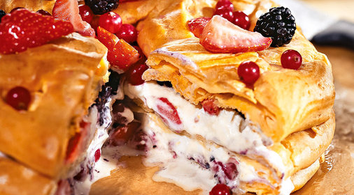 Ягодный торт из заварного теста