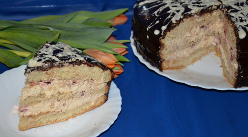 Торт со сливками и клубникой