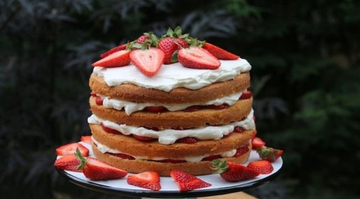 Торт с творогом и клубникой