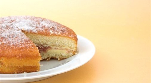 Торт бисквитный с орехами и сырой печенью