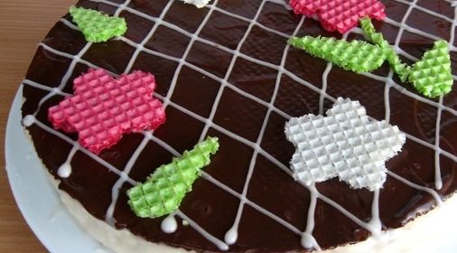 Торт из бисквитного рулета с клубничным кремом