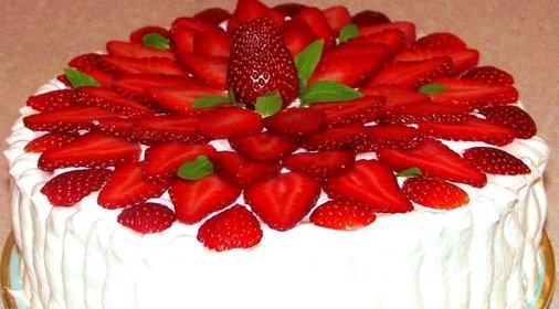 Торт со взбитыми сливками и клубникой