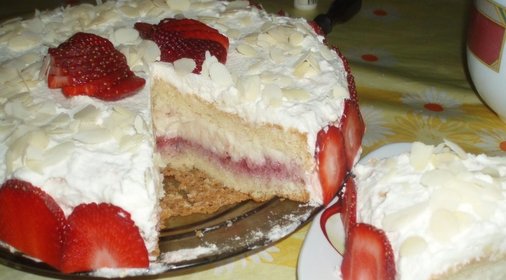 Бисквитный торт с заварным кремом и клубникой
