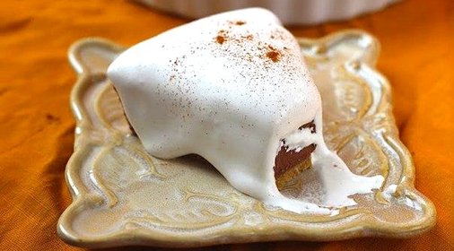 Тарт с шоколадной начинкой и белковым кремом