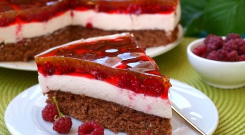 Бисквитный торт с какао, сливками и малиной в желе