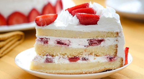 Бисквитный торт с клубничным кремом