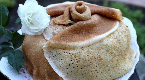 Блинный торт с вишней и шоколадом