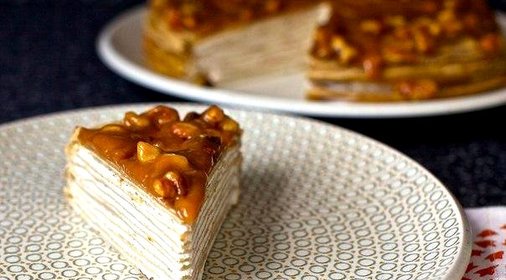 Блинный торт с бананом и ореховой глазурью