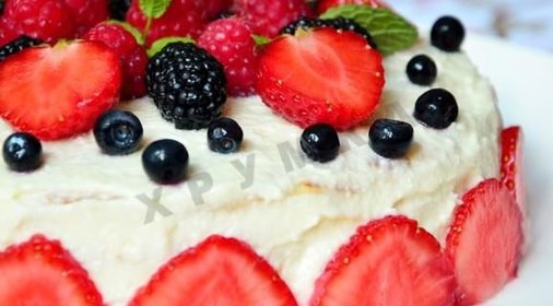 Блинный торт с творожным кремом и ягодами