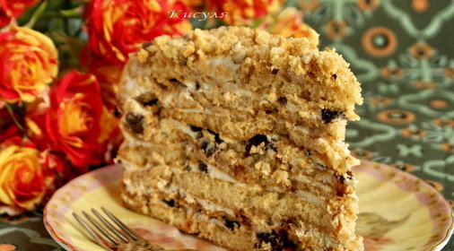 Медовый торт с черносливом и грецкими орехами