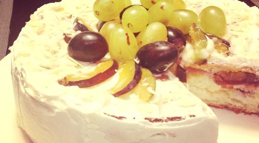 Бисквитный торт со сливами