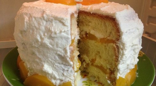 Бисквитный торт с персиками и взбитыми сливками