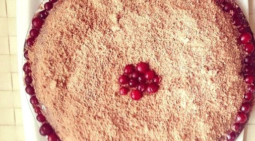 Нежный блинный торт со сгущенкой и клюквой