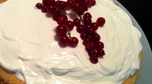 Бисквитный торт со сливками и ягодами