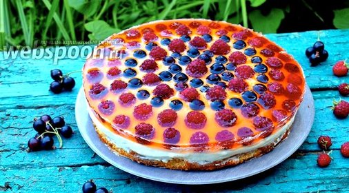 Бисквитный торт с ягодами в желе и сливочным кремом