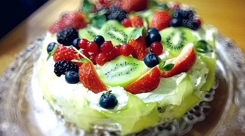 Торт с творожно-сливочным кремом и фруктами